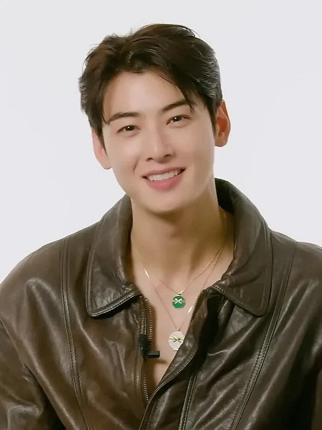 Behind-the-scenes cut of Cha Eunwoo