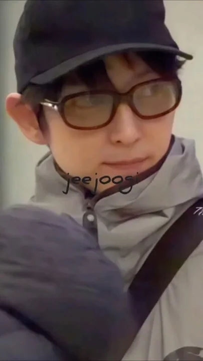 Behind-the-scenes cut of Lee Joongi