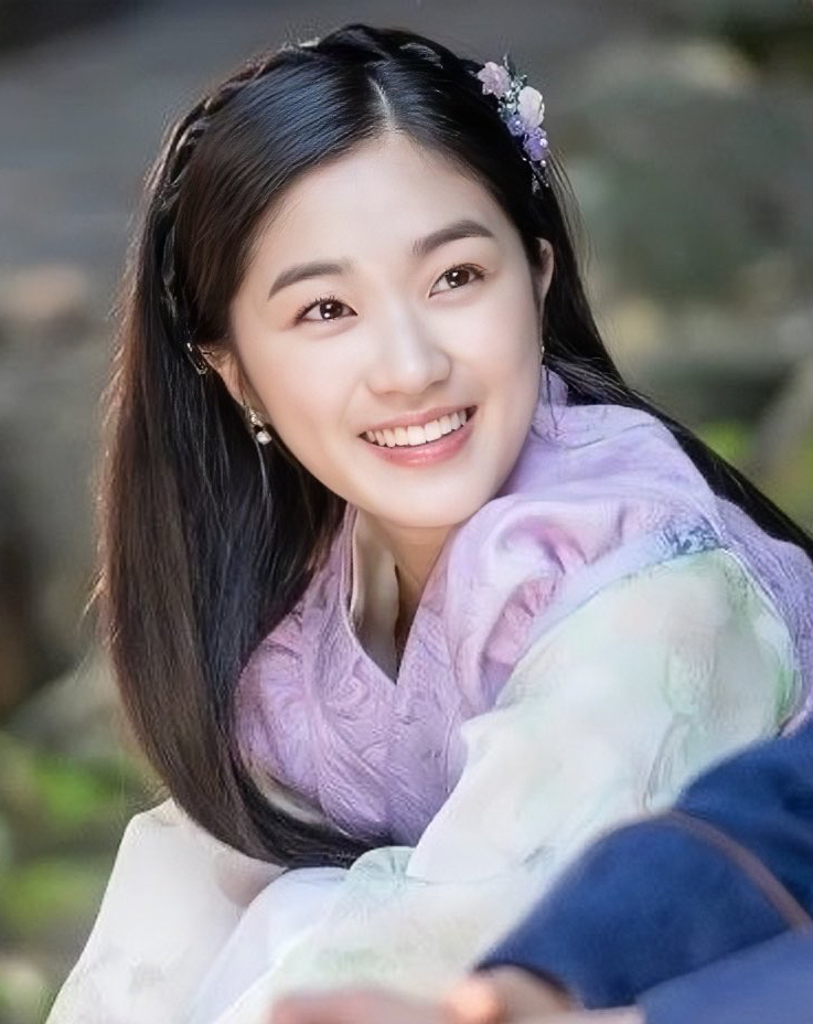 Recent activity shot of Kim Hyeyoon