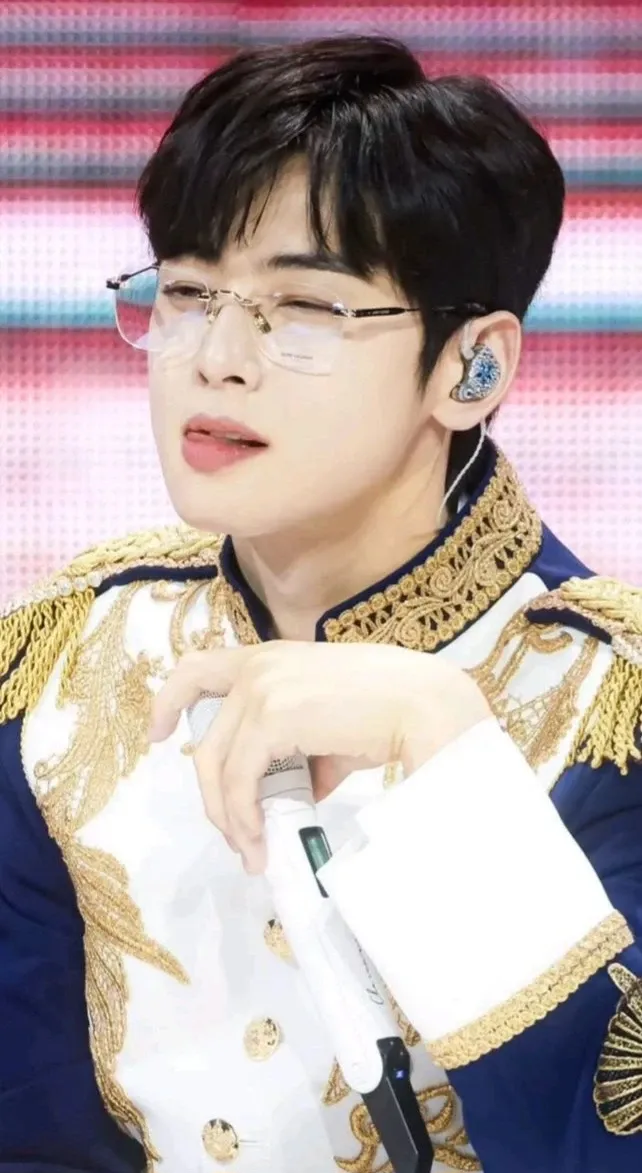 Behind-the-scenes cut of Cha Eunwoo