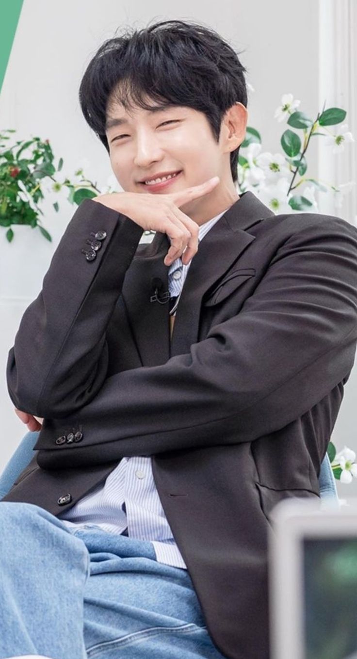 Emotional wallpaper shared by fans for Lee Joongi