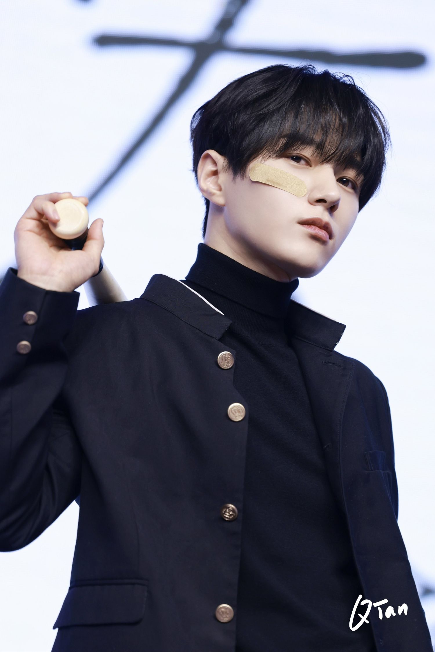 Behind-the-scenes cut of Kim Myungsoo (L)