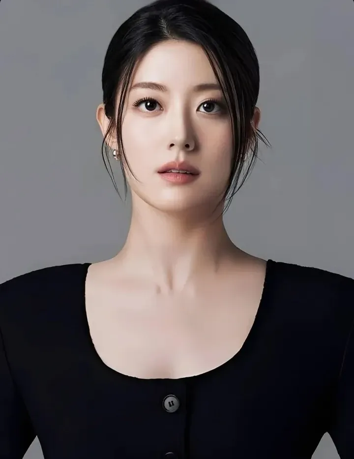 Behind-the-scenes cut of Nam Jihyeon