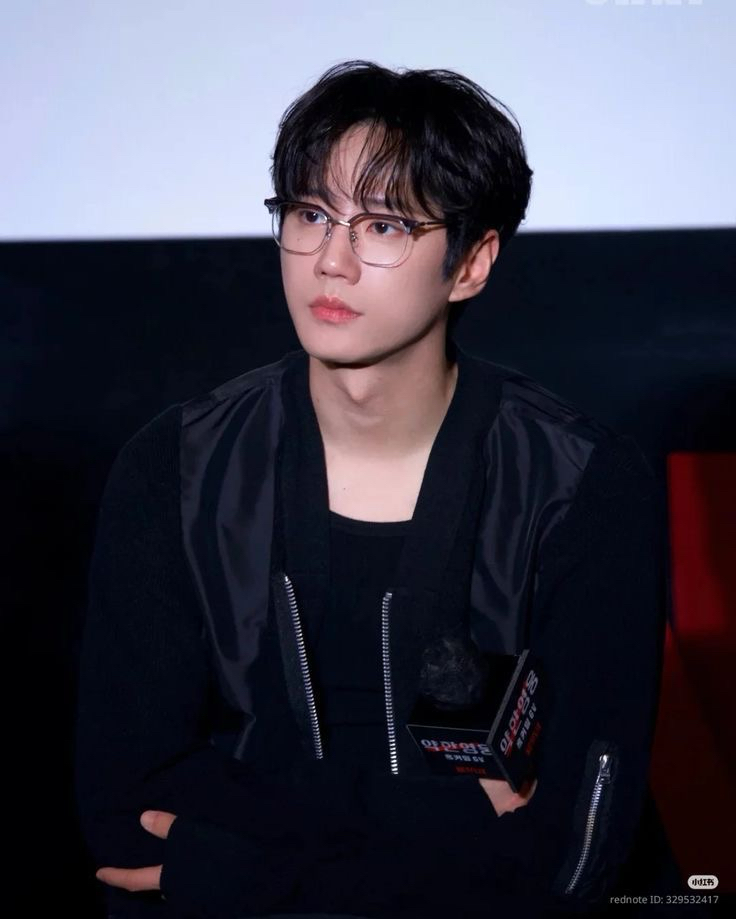 Behind-the-scenes cut of Lee Junyoung