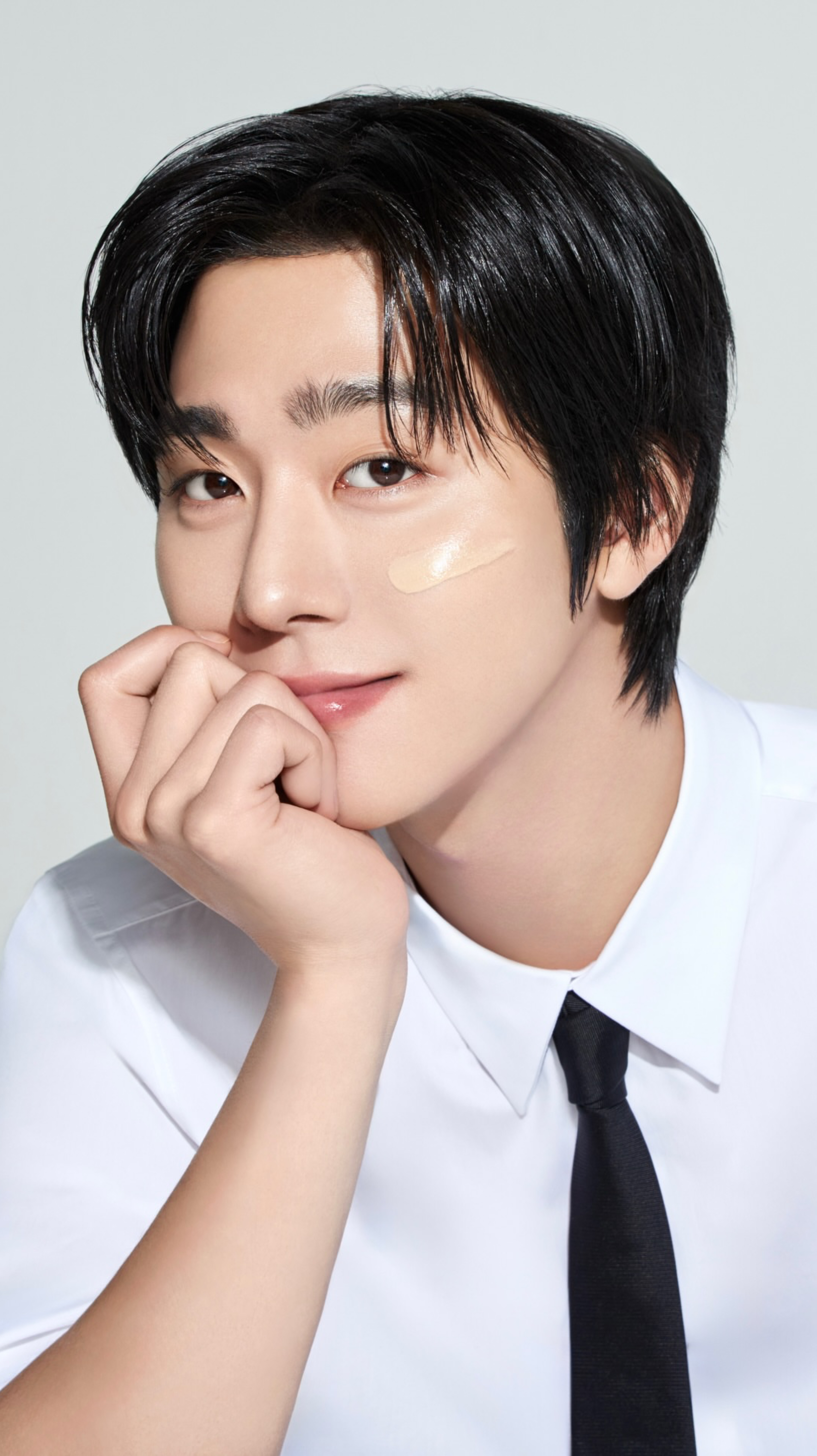 Behind-the-scenes cut of Ahn Hyoseop