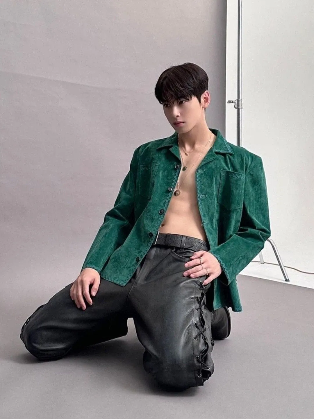 Behind-the-scenes cut of Cha Eunwoo