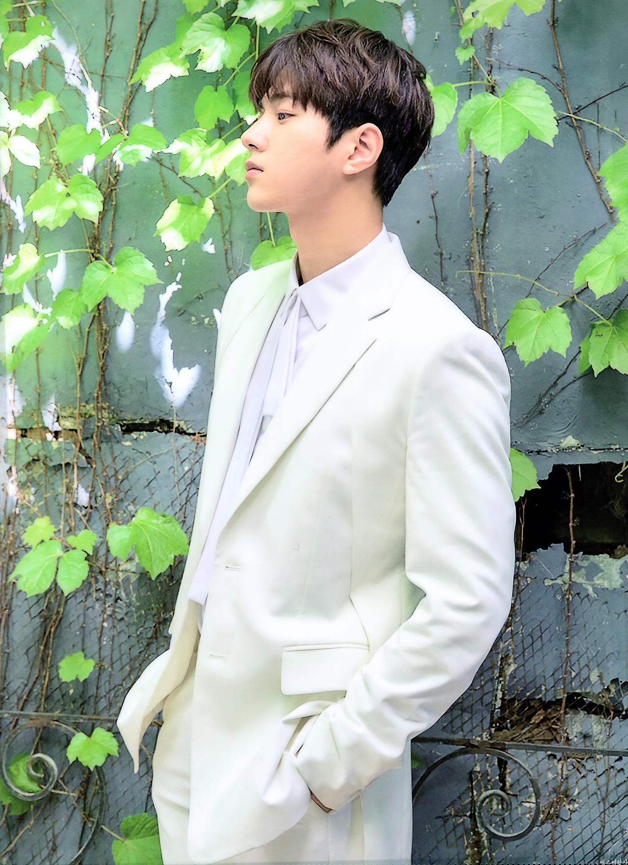 Behind-the-scenes cut of Kim Myungsoo (L)