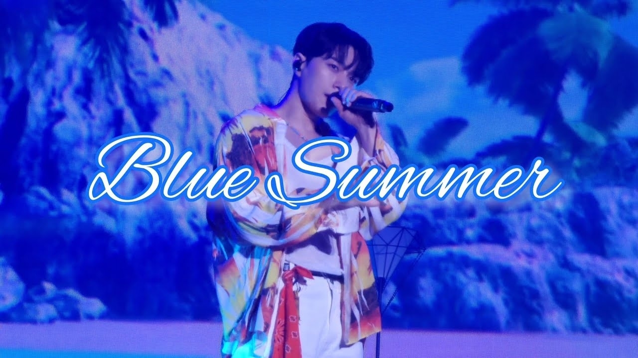 A moment captured by a fan of Kim Myungsoo (L)