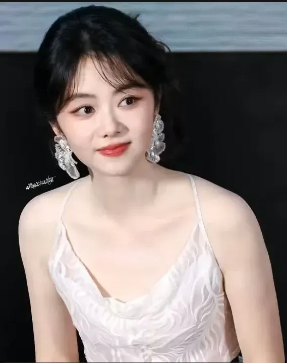 Behind-the-scenes cut of Tan Song Yun