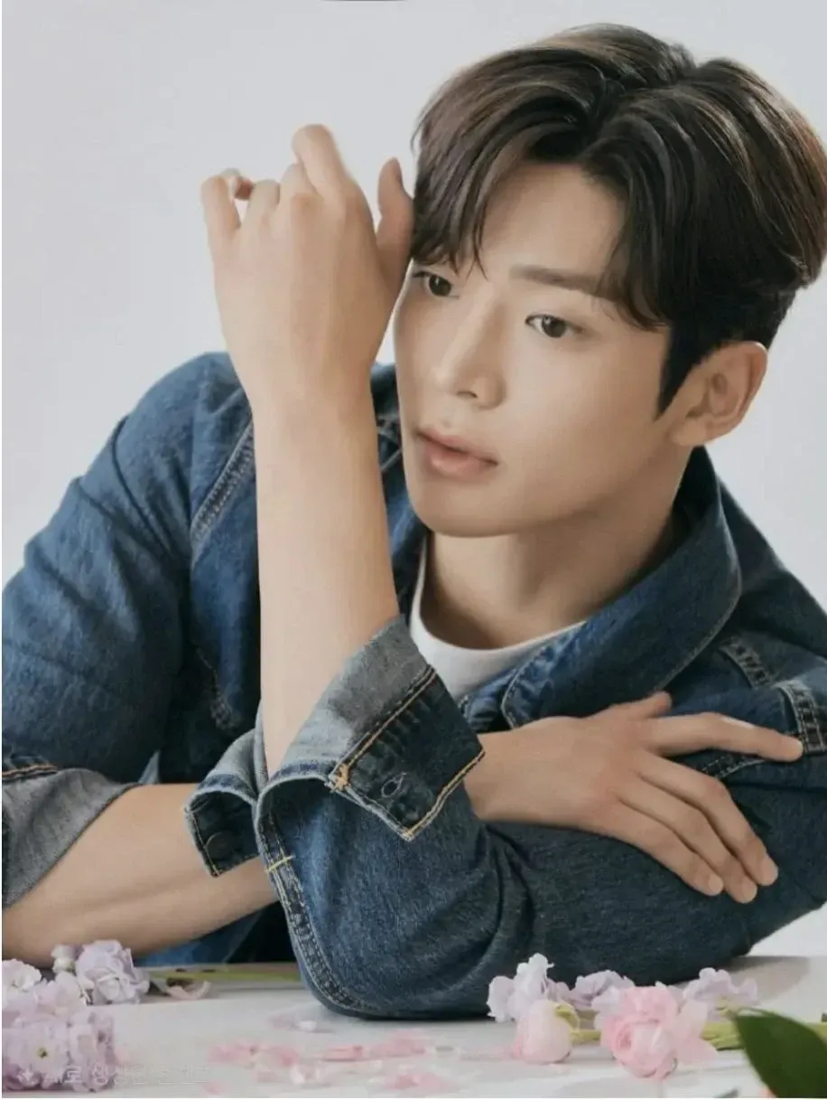 Momen yang diabadikan oleh penggemar Rowoon
