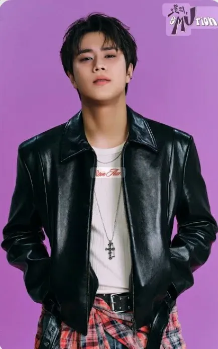 Behind-the-scenes cut of Lee Mujin