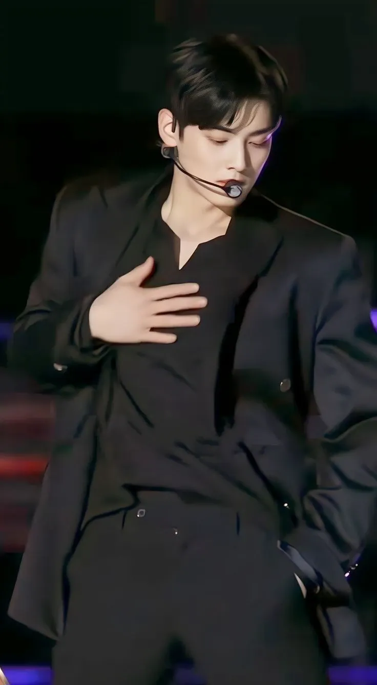 Recent activity shot of Cha Eunwoo