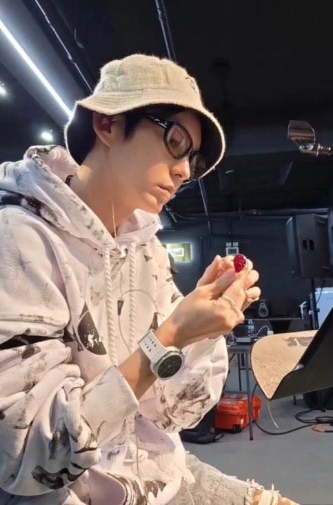 Behind-the-scenes cut of Lee Joongi