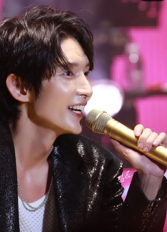 A moment captured by a fan of Lee Joongi