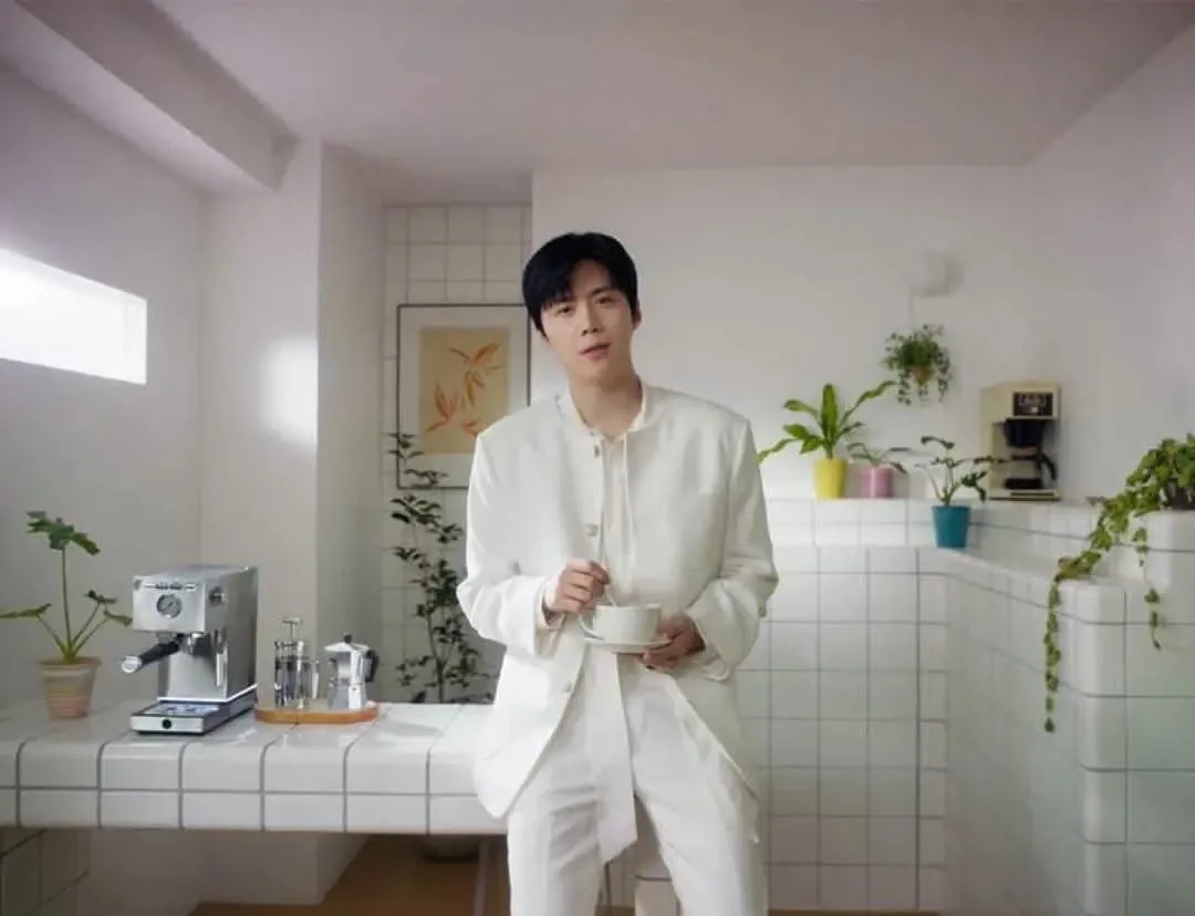 Behind-the-scenes cut of Kim Seonho