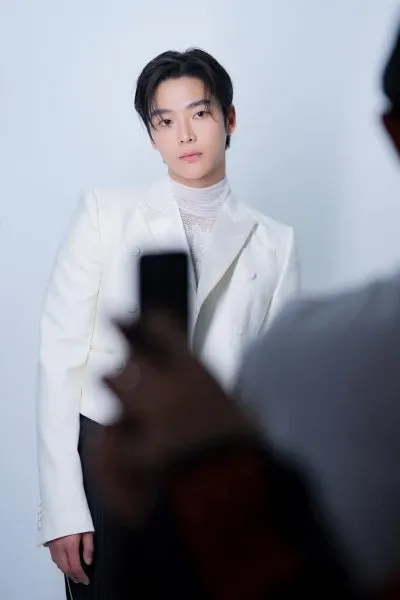 로운의 비하인드 컷