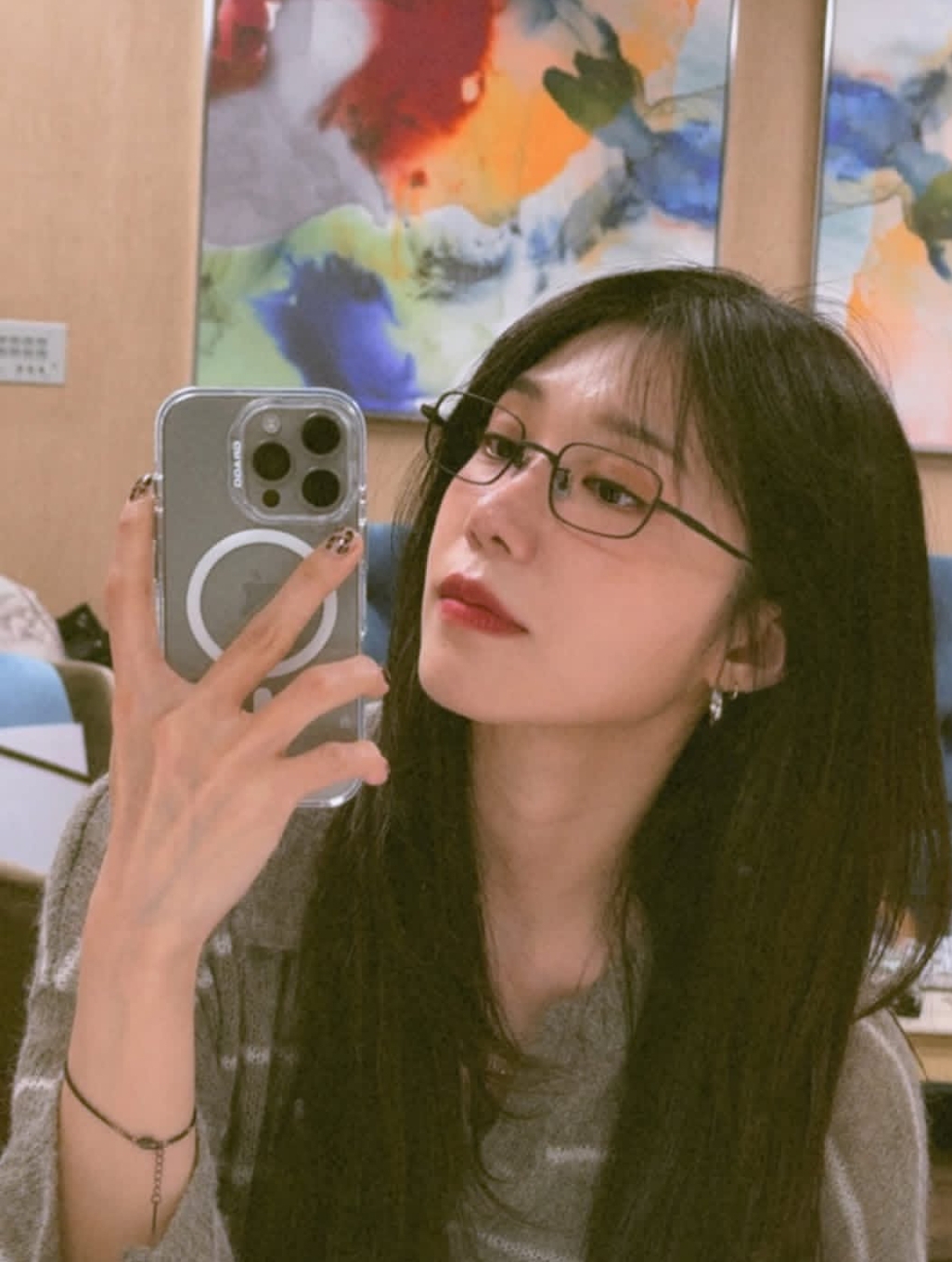 Behind-the-scenes cut of Jung Eunji