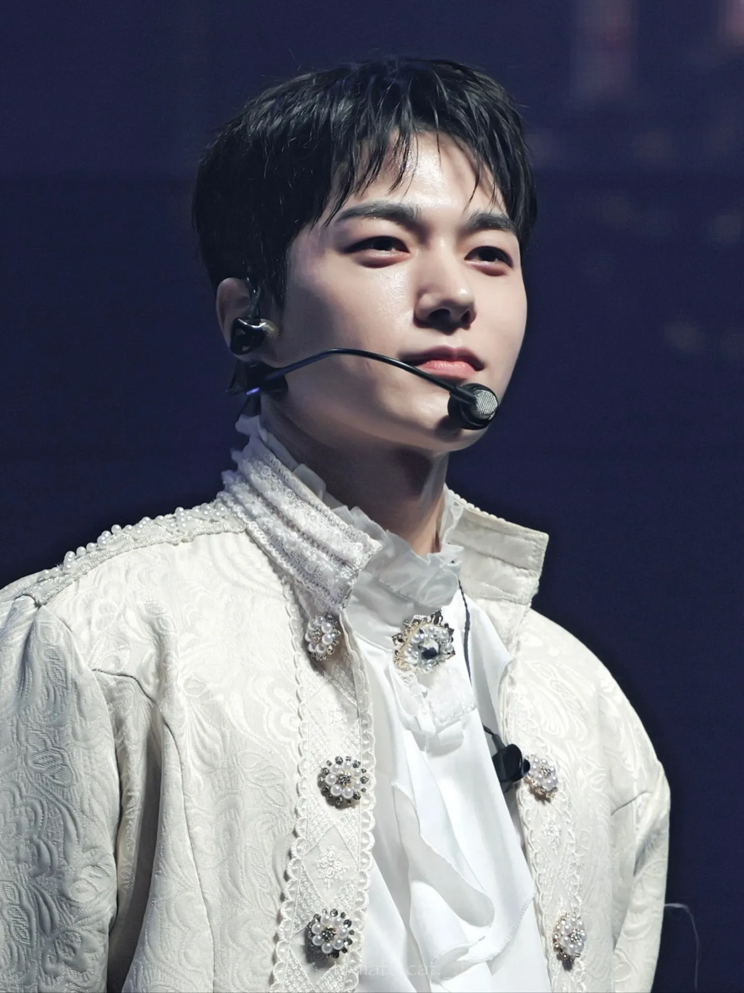 A moment captured by a fan of Kim Myungsoo (L)