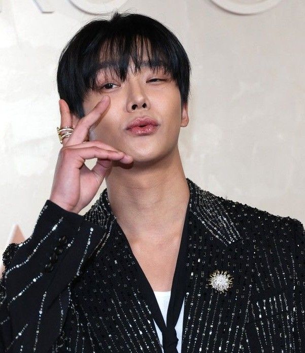 로운의 최신 사진