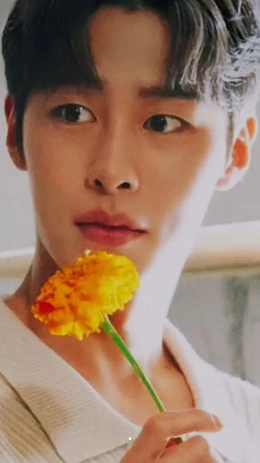 Emotional wallpaper shared by fans for Lee Jaewook