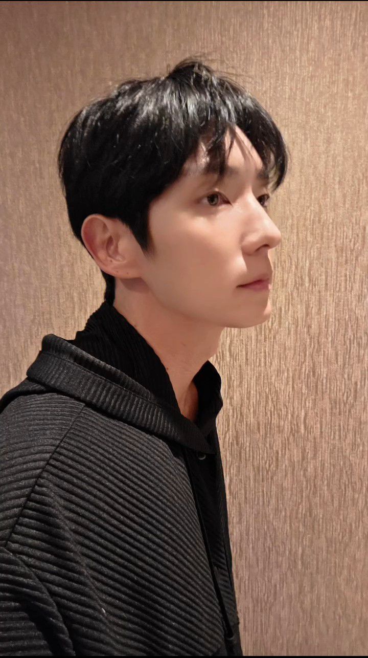 Emotional wallpaper shared by fans for Lee Joongi