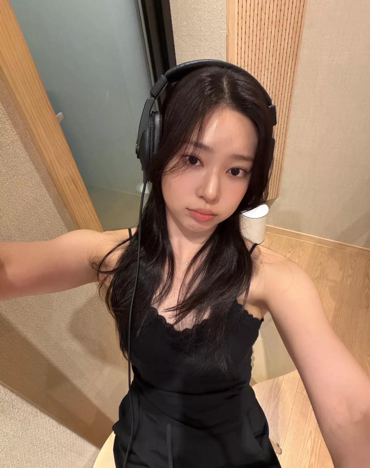 Behind-the-scenes cut of Kim Minju