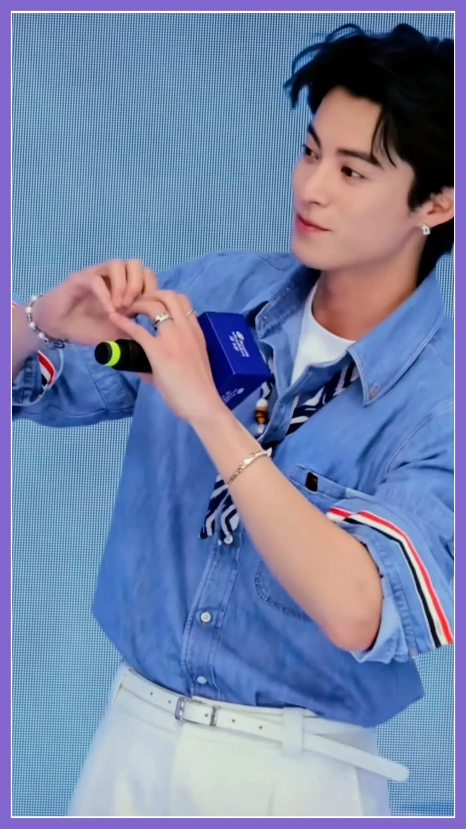 A moment captured by a fan of Dylan Wang