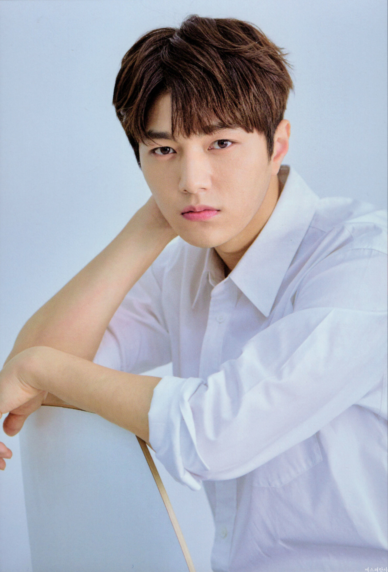 A moment captured by a fan of Kim Myungsoo (L)