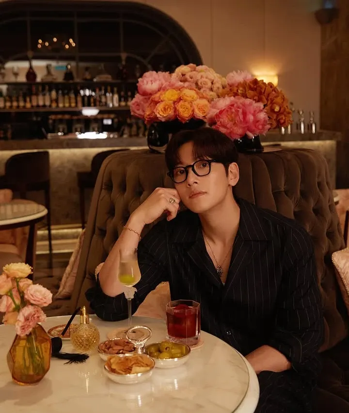 Behind-the-scenes cut of Ji Changwook