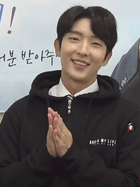 A moment captured by a fan of Lee Joongi