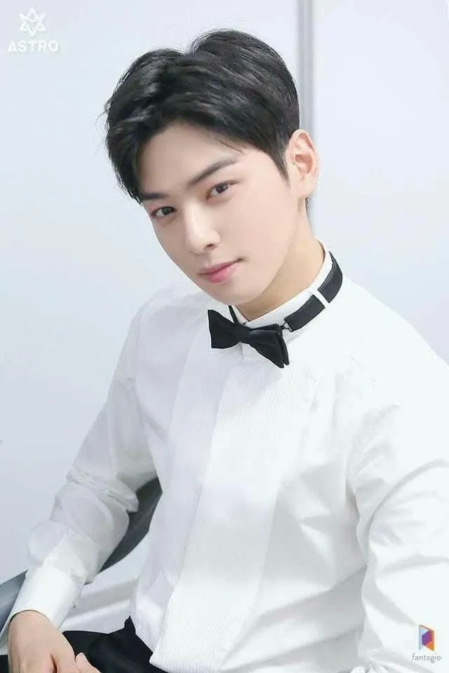 A moment captured by a fan of Cha Eunwoo