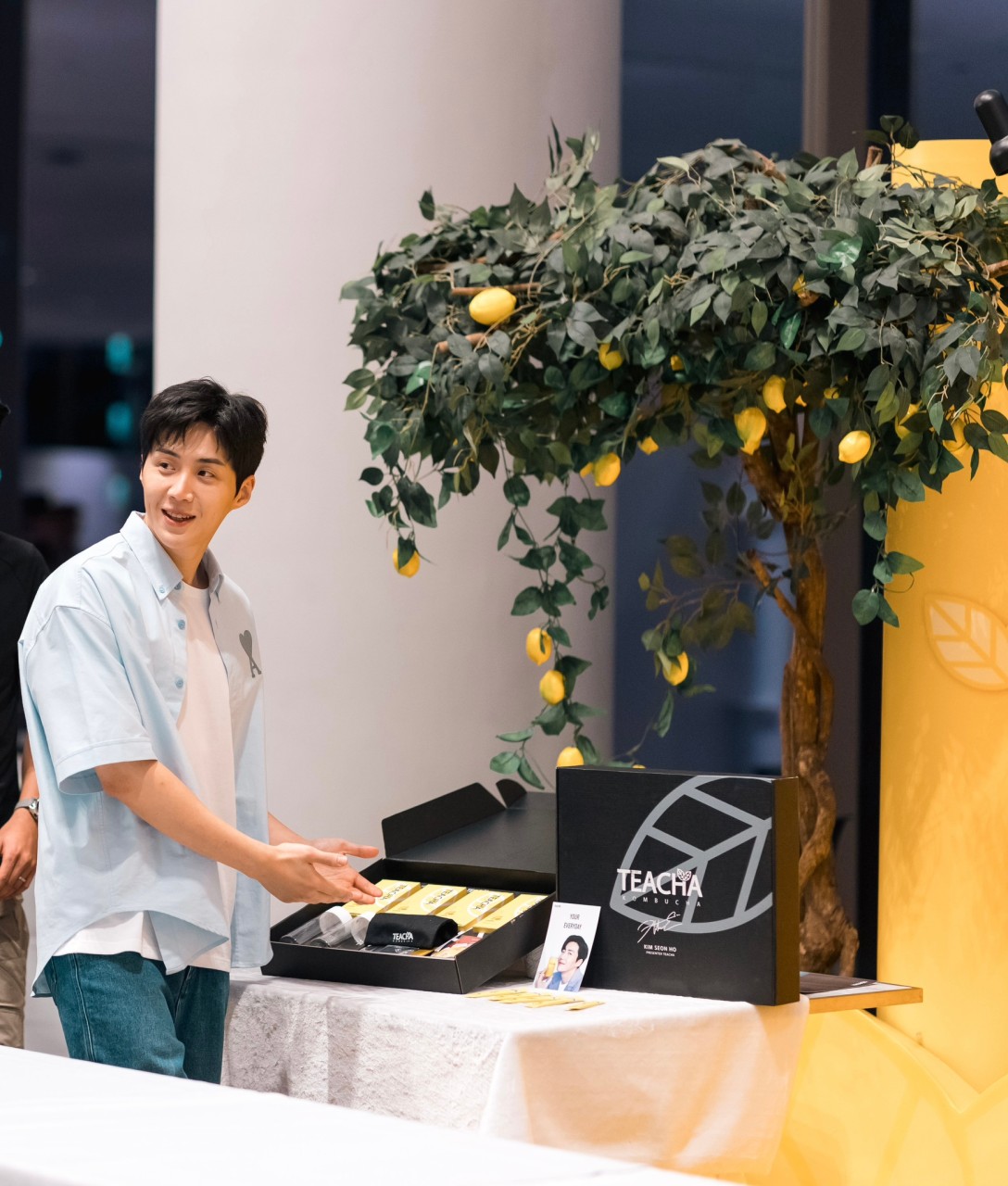 A moment captured by a fan of Kim Seonho