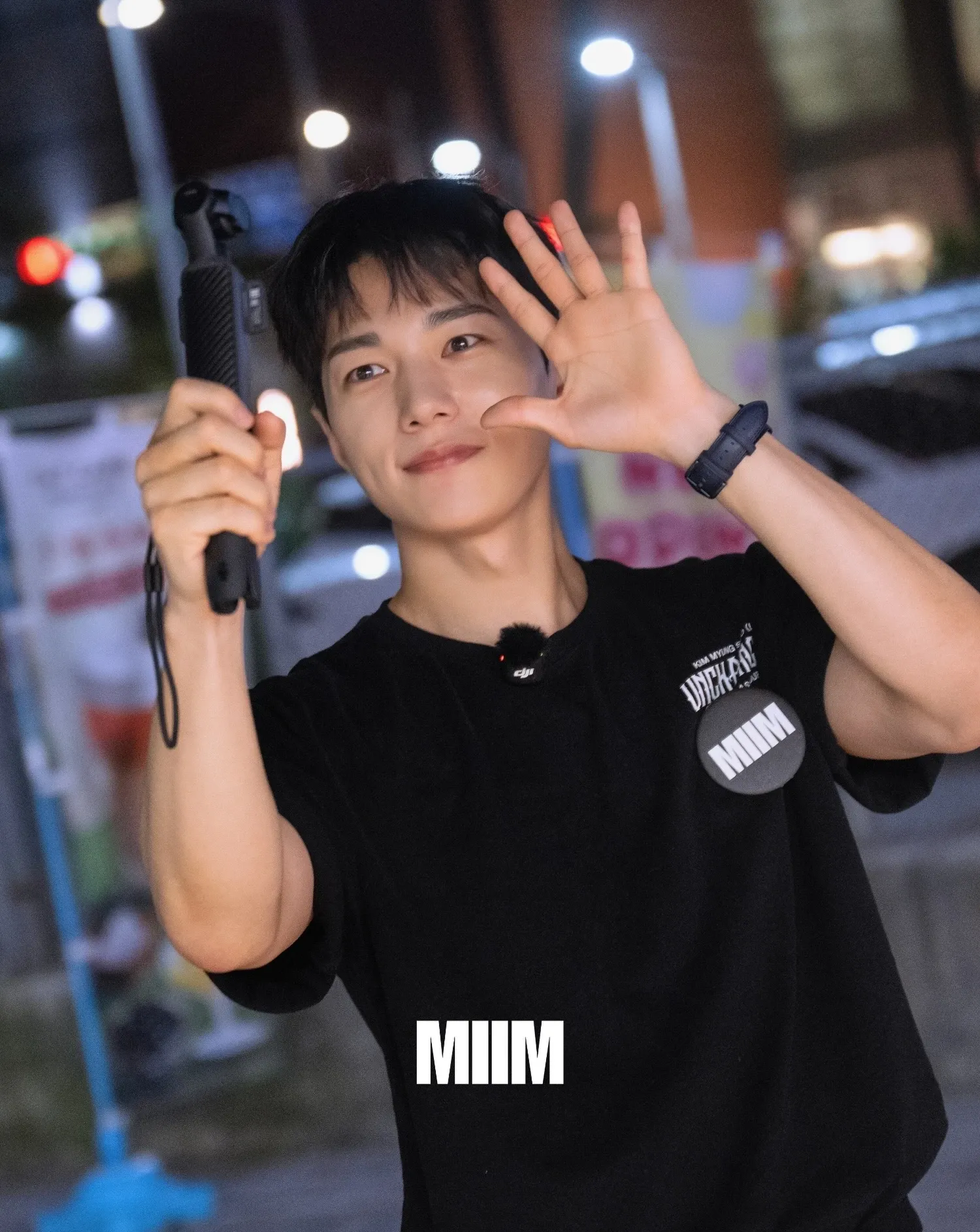 A moment captured by a fan of Kim Myungsoo (L)