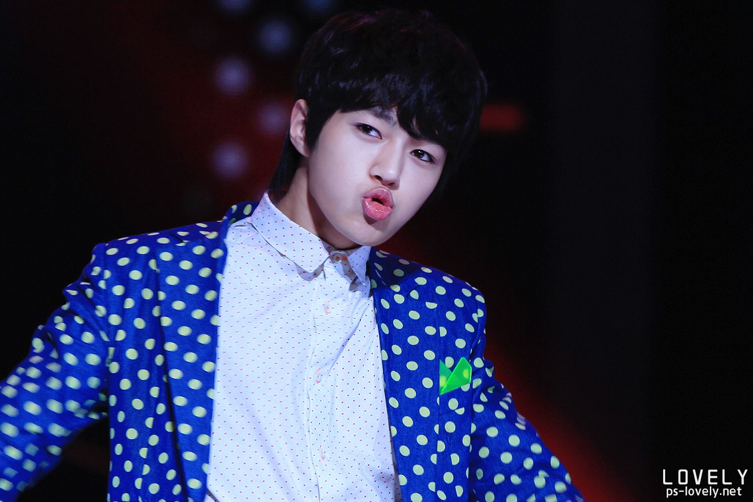 Behind-the-scenes cut of Kim Myungsoo (L)