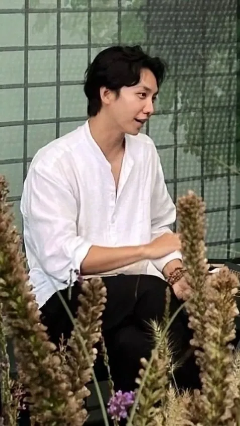 Recent activity shot of Lee Seunggi