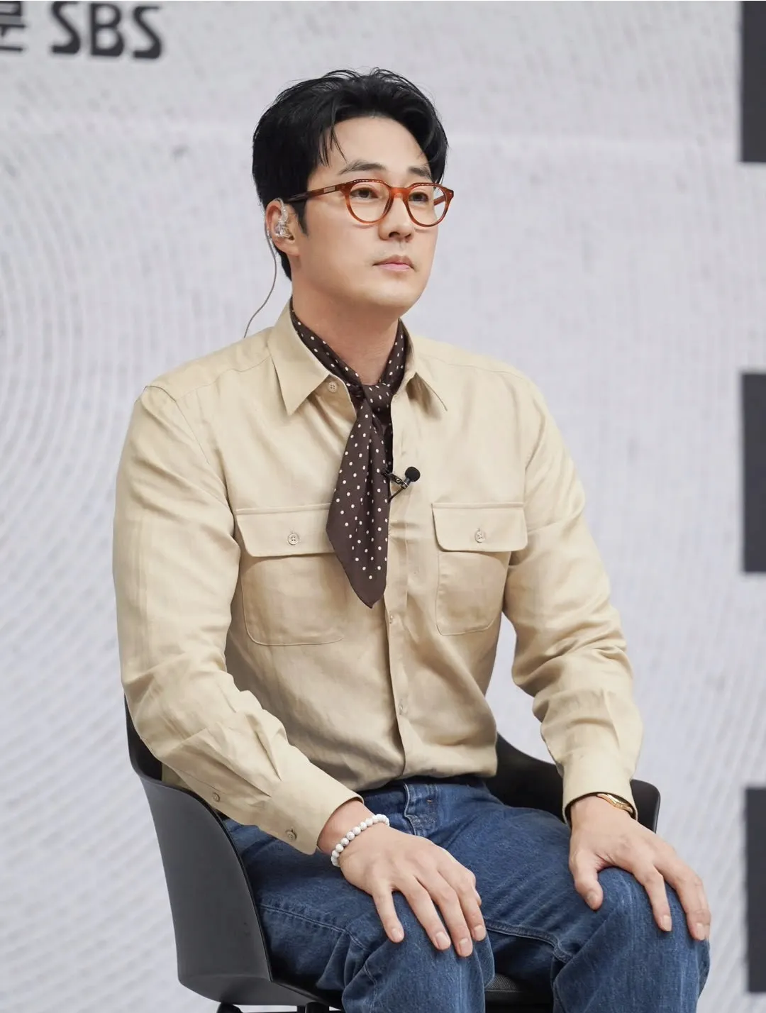 Behind-the-scenes cut of So Jisub