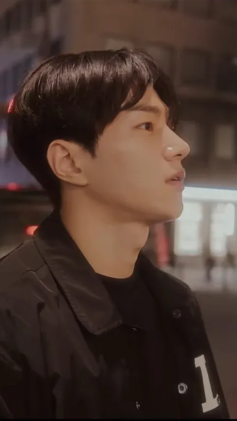A moment captured by a fan of Kim Myungsoo (L)