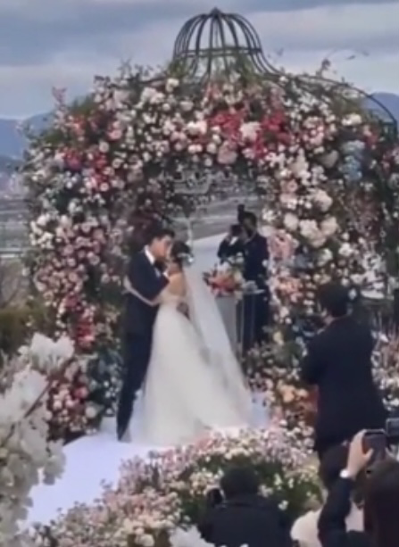 Explosively popular post in Choeaedol Celeb community