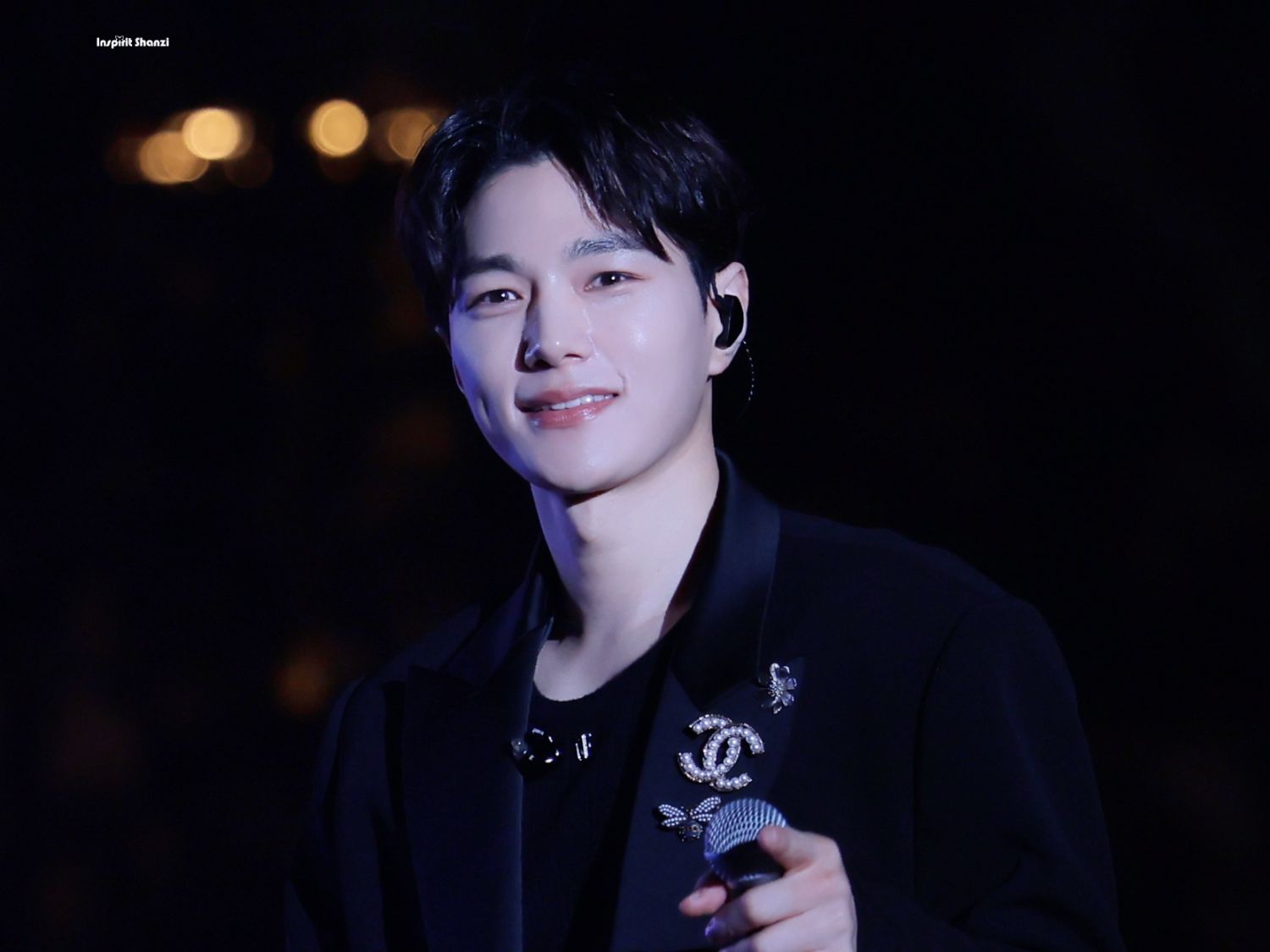 Behind-the-scenes cut of Kim Myungsoo (L)