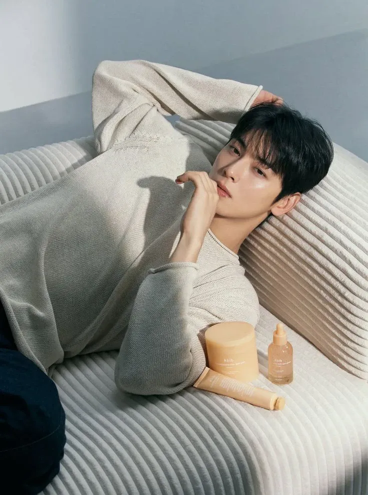 Behind-the-scenes cut of Cha Eunwoo