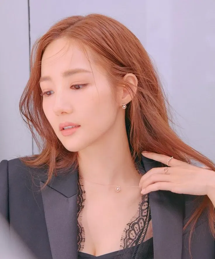 Behind-the-scenes cut of Park Minyoung