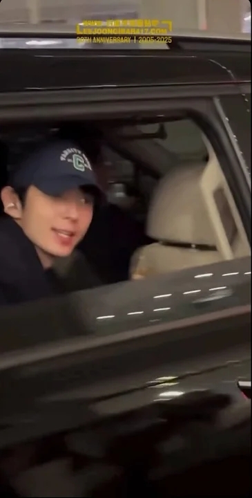 A moment captured by a fan of Lee Joongi