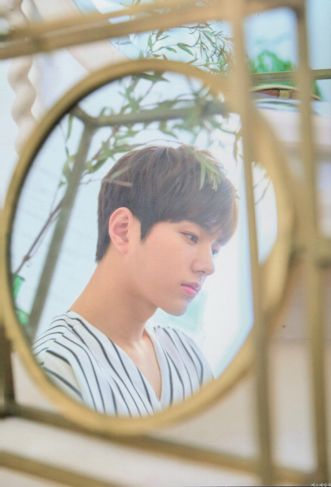 Behind-the-scenes cut of Kim Myungsoo (L)