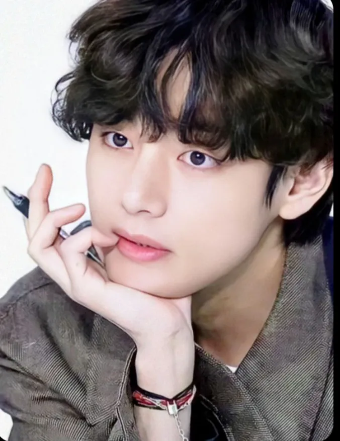 Recent activity shot of Kim Taehyung (V)