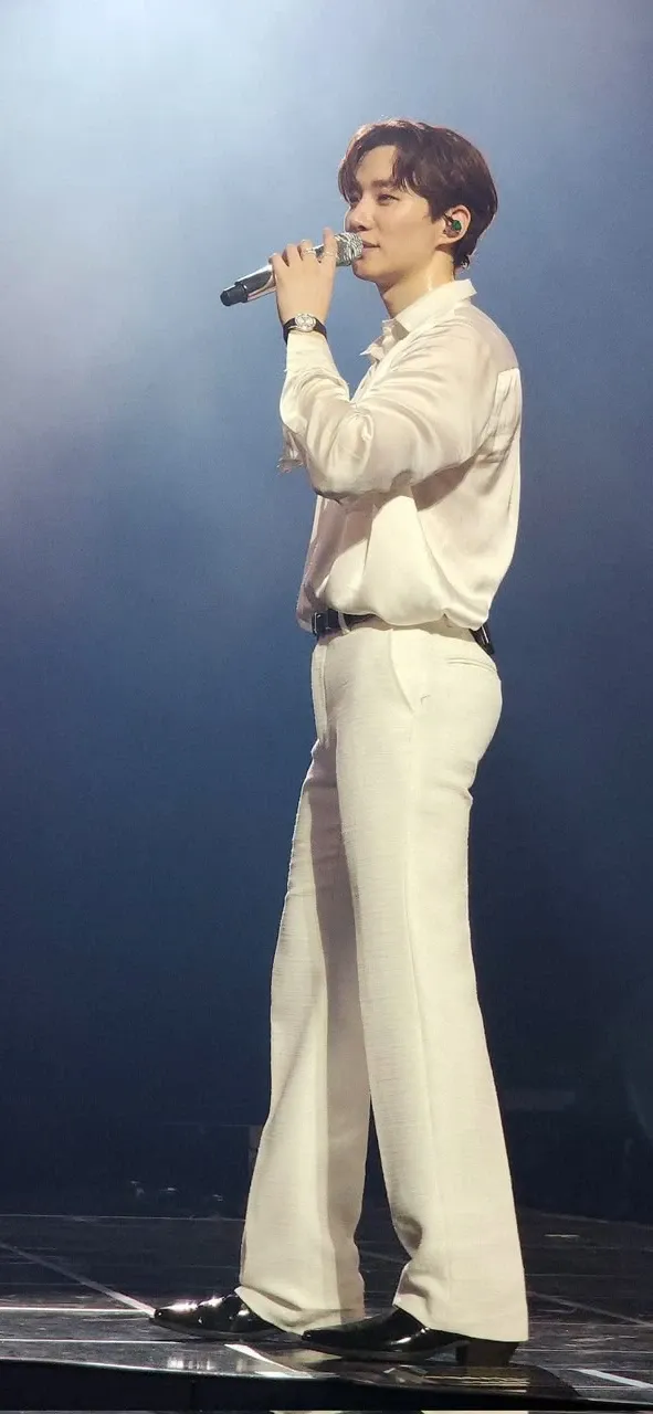Emotional wallpaper shared by fans for Lee Junho