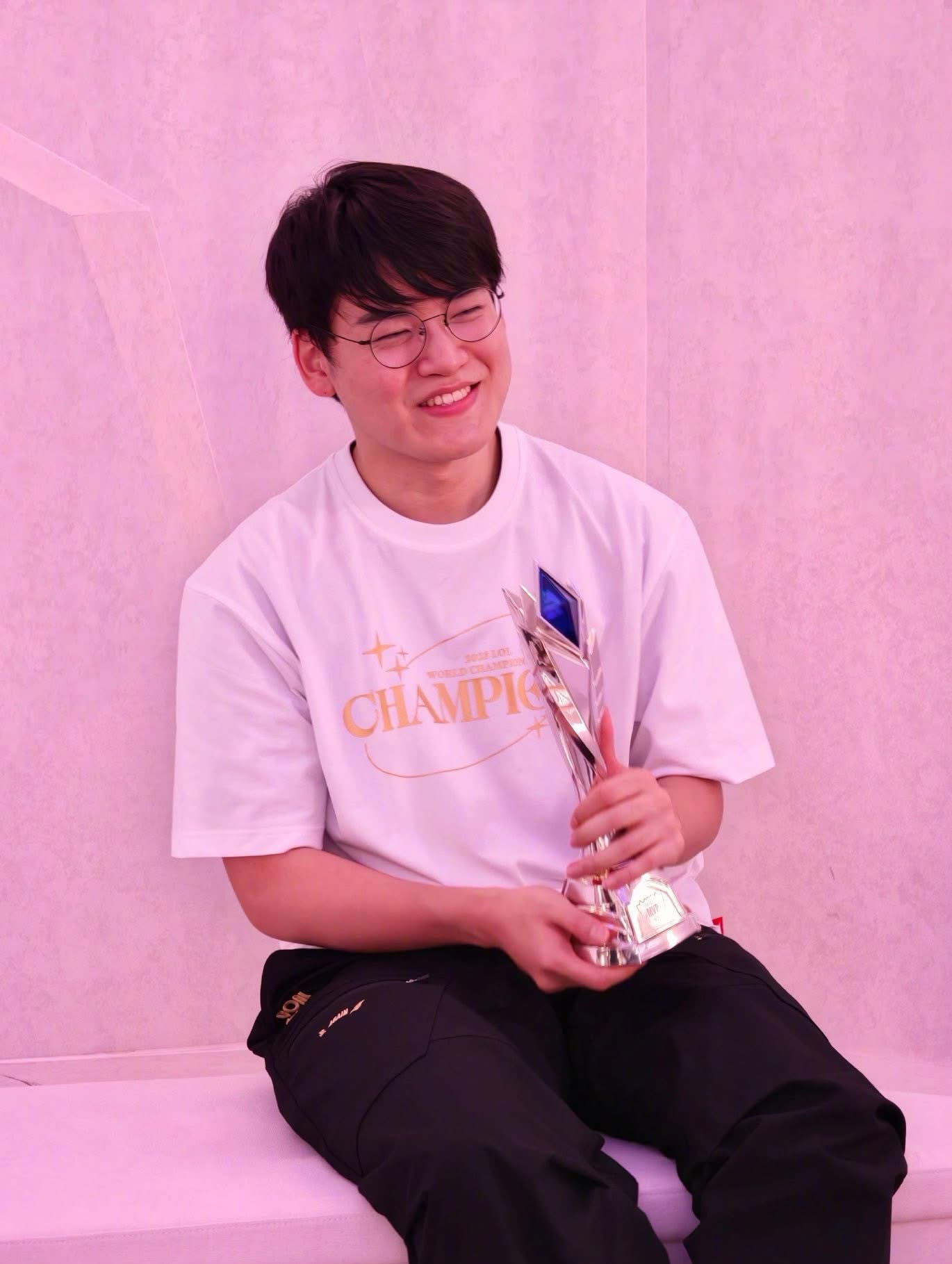 Behind-the-scenes cut of Gumayusi