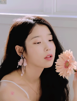 Cuplikan di balik layar dari IU