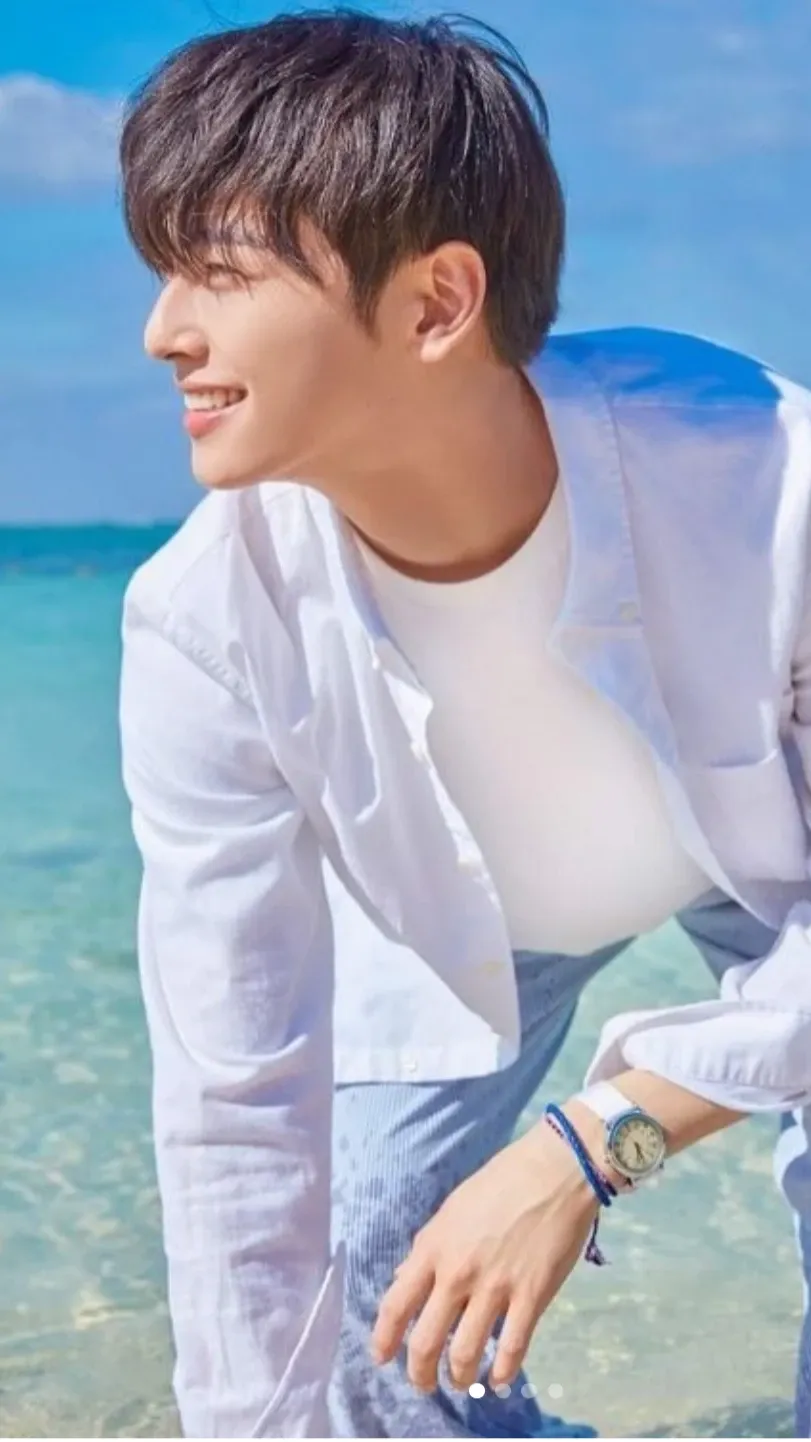 A moment captured by a fan of Cha Eunwoo