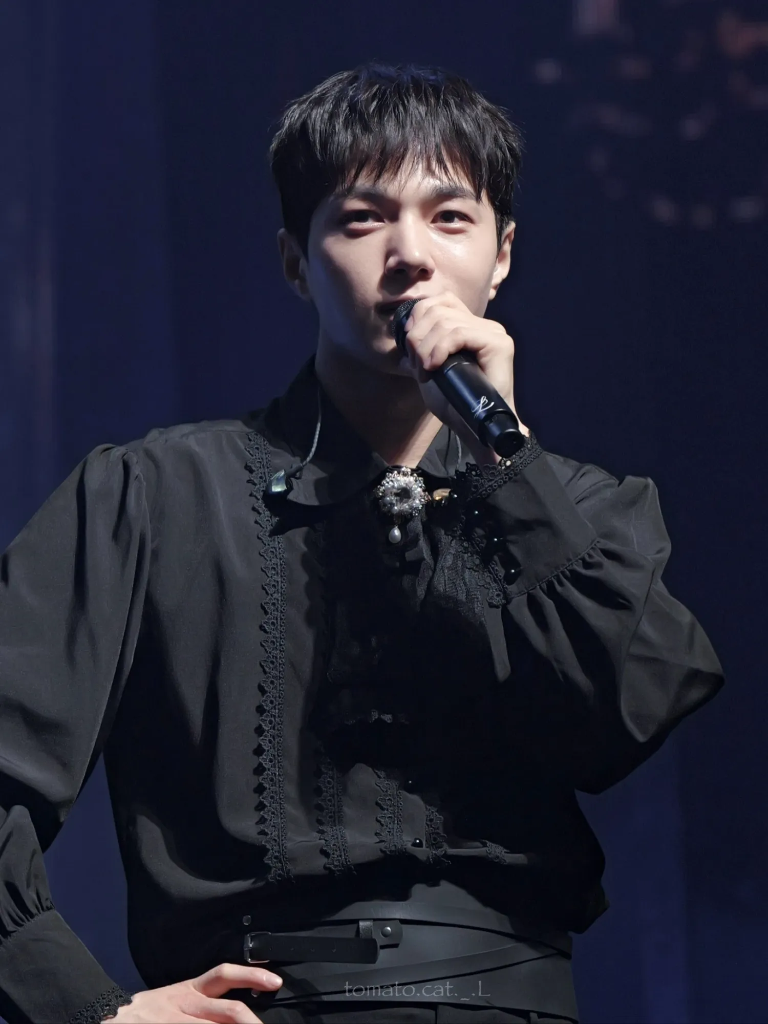 A moment captured by a fan of Kim Myungsoo (L)