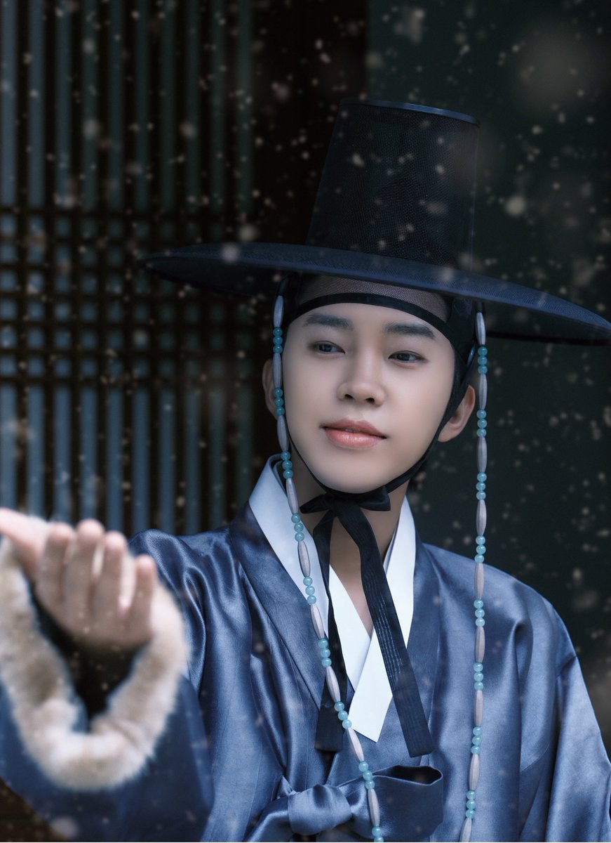 Behind-the-scenes cut of Lim Youngwoong